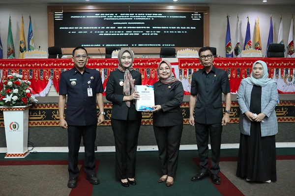 Pemprov Lampung Serahkan Raperda Perubahan APBD 2025 ke DPRD