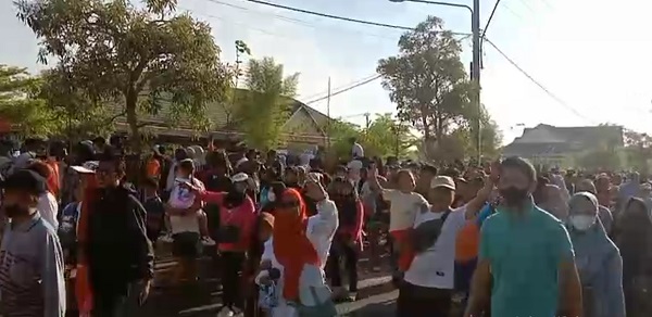 Ribuan Warga Meriahkan World Walking Day dan HUT ke-80 TNI di Pringsewu