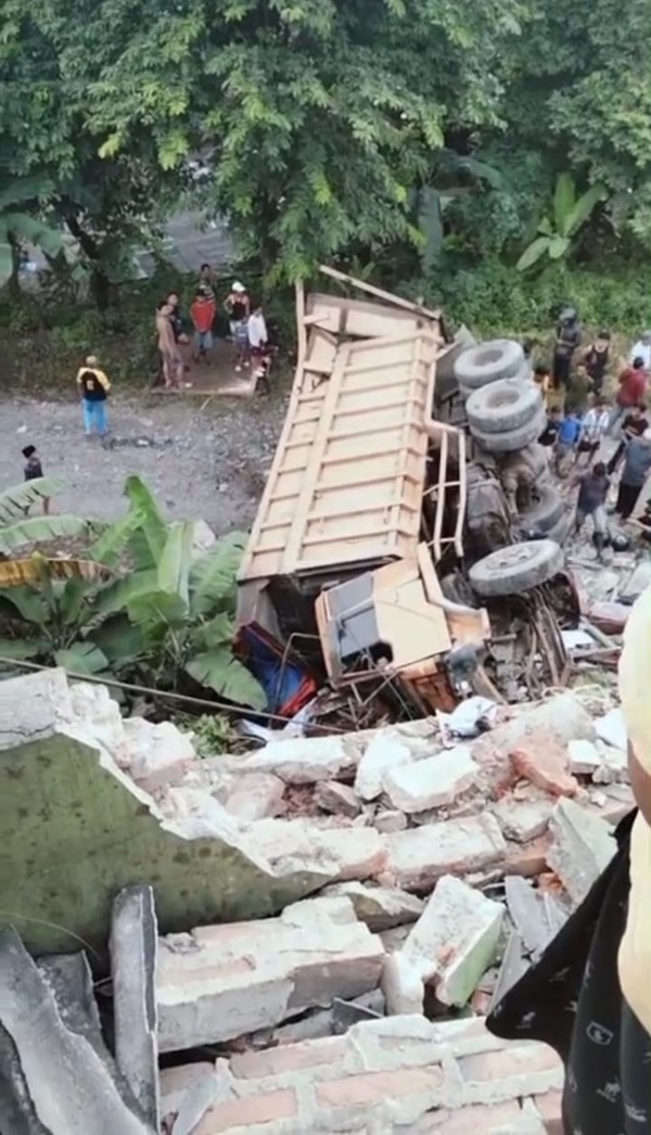 Rem Blong, Truk Tabrak Warung, Tidak Ada Korban Jiwa Dalam Kejadian Tersebut