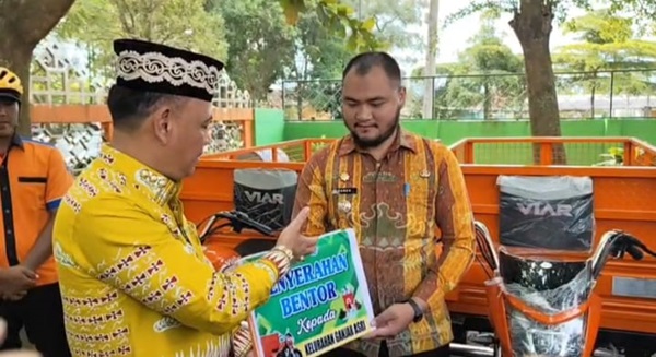 Walikota Metro Serahkan Bantuan Bentor Angkutan Sampah