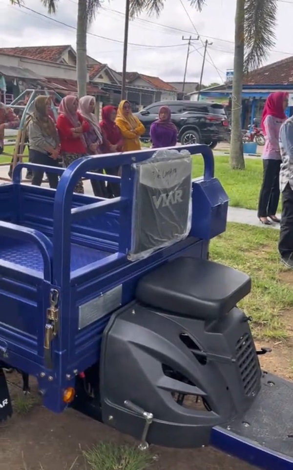 Wakil  Bupati Tulang Bawang Serahkan Bantuan Bentor Angkut Sampah