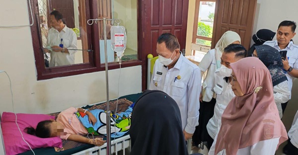 Bupati Tulang Bawang Jenguk Korban Keracunan, Memastikan Korban Mendapatkan Perawatan Terbaik