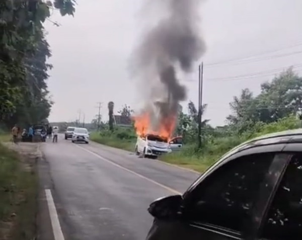 Avanza Veloz Terbakar di Jalinsum
