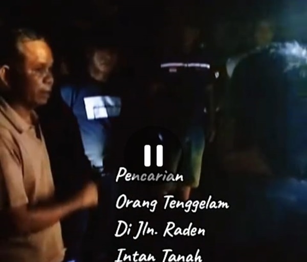 Pria Paruh Baya Terseret Arus Sungai Way Sesa Kotabumi