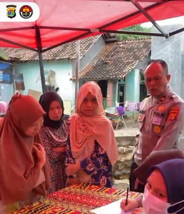 Tim Dokkes Polda Lampung Gelar Bakti Sosial Ke Warga Terdampak Banjir