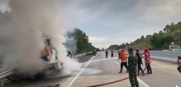 Truk towing terbakat di jalan tol Bakter