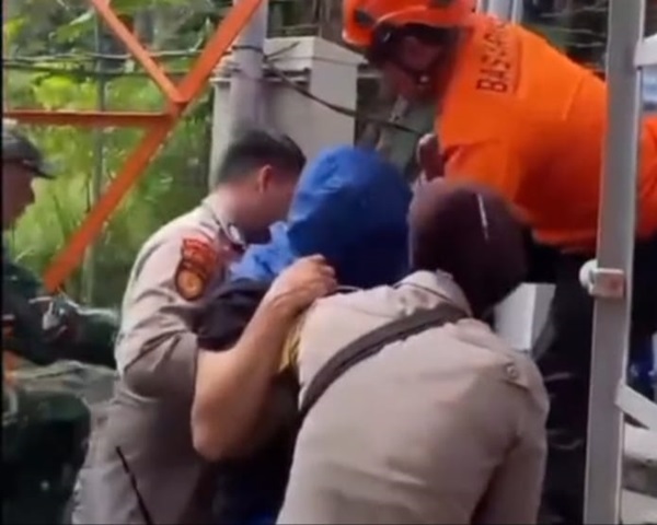 Pria Nekat Panjat Tower Diduga Hendak Bunuh Diri