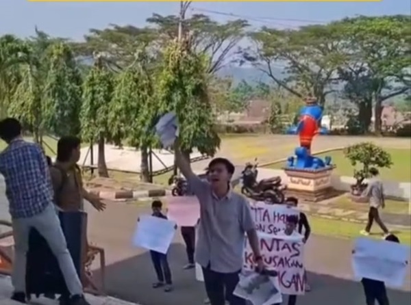 Aktivis Aliansi Gerakan Pemuda Nusantara (GPN) dan Ikatan Mahasiswa dan Muda Mudi (IKAMM) Gelar Aksi Damai Di depan Kantor Bupati Tanggamus.