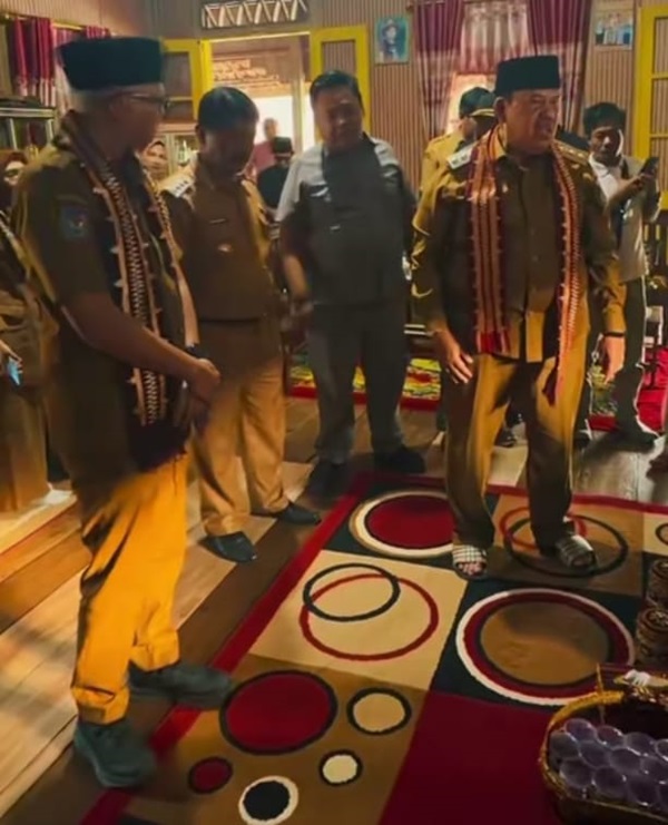 Gubenur Lampung Rahmad Mirzani Djausal mengunjungi obyek wisata budaya Di Kecamatan Jabung Kabupaten Lampung Timur,