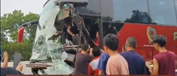 LIma Orang Alami Luka Luka, Paska Bus Tabrak Truk Fuso Di Jalan Tol Trans Sumatera Ruas Bakauheni–Terbanggi Besar