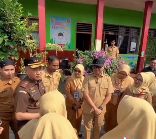 Gubernur Lampung bersama Kepala Kejaksaan Tinggi Lampung  turun langsung meninjau pelaksanaan MBG pada hari pertama sekolah.  