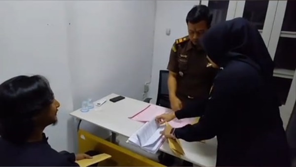 Kejaksaan Negeri Pringsewu menetapkan dan melakukan penahanan terhadap Dua Orang Tersangka Perkara Dugaan Tindak Pidana Korupsi.