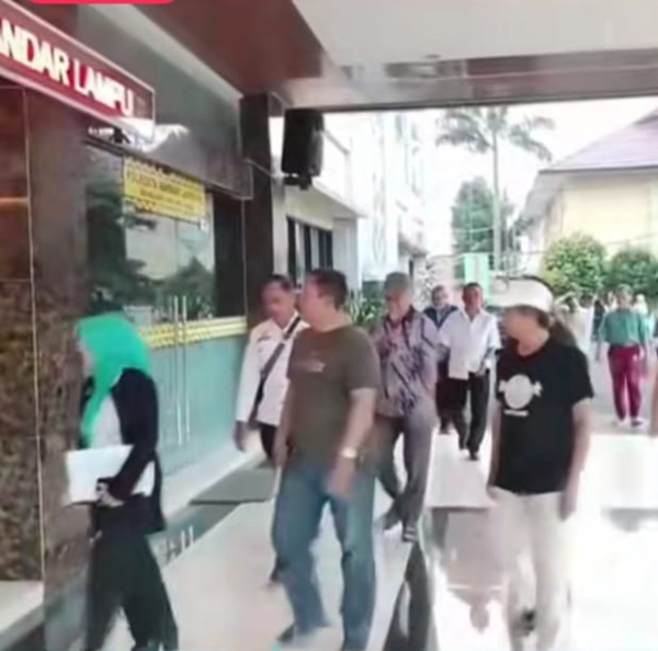 Ratusan warga Kelurahan Gotong Royong, Kecamatan Tanjung Karang Pusat, mendatangi Polresta Bandar Lampung Terkait persoalan sengketa tanah.
