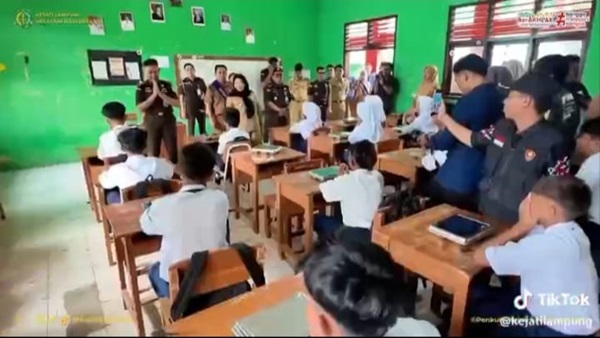 WaliKota Bandar Lampung mendampingi Kejati Lampung meninjau pelaksanaan  MBG di SD Negeri 1 Way Lunik dan SMP Negeri 37 Bandar Lampung.