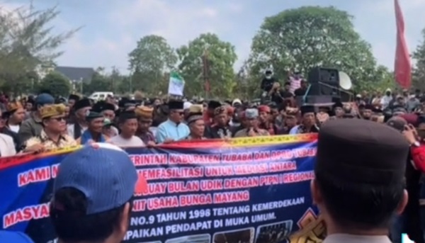 Massa gabungan Masyarakat adat Buay Bulan Udik menggelar aksi penyampaian aspirasi di Kantor DPRD dan Kantor Pemda Tulang Bawang Barat