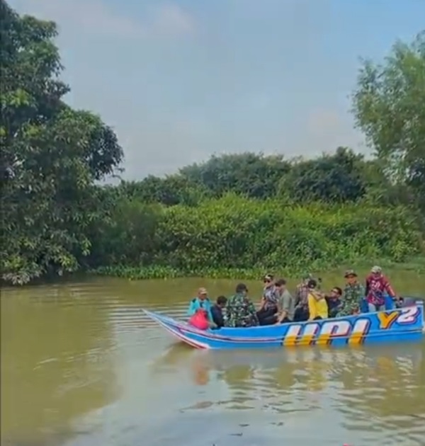 Bupati Lampung Timur, Ela Siti Nuryamah, dampingi Gubernur Lampung Rakhmad Mirzani Djausal meninjau langsung kebakaran di TNWK.