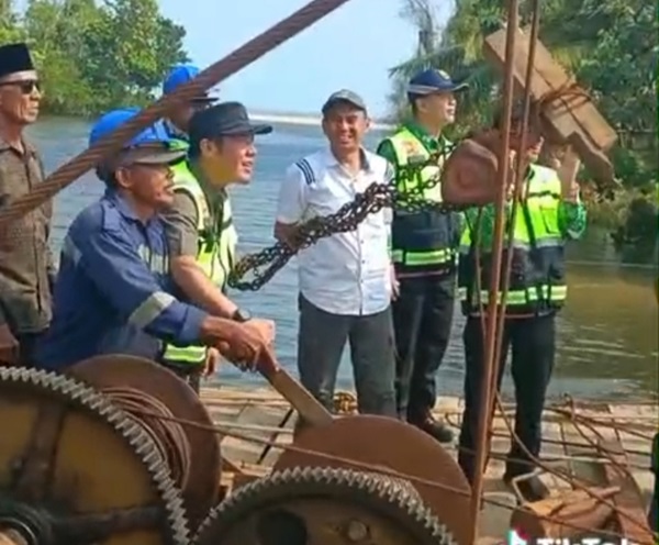 Bupati Pesisir Barat Dedi Irawan  Meresmikan pembangunan Jembatan Gantung Way Pemerihan Kecamatan Bengkunat