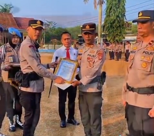 Polres Way Kanan Polda Lampung memberikan penghargaan  Kepada Polsek jajaran yang mengungkap kasus terbanyak selama pelaksanaan Operasi Sikat Krakatau Tahun 2026.