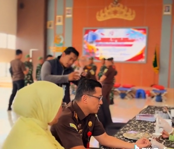 Memperingati Hari Lahir Kejaksaan Republik Indonesia ke-81, Kejari Lampung Tengah, bakti sosial donor darah, pemeriksaan kesehatan gratis.
