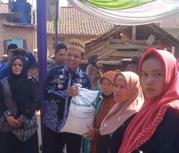 Pemerintah Kembali menyalurkan bantuan pangan berupa beras  Kepada Masyakarat di Pagelaran Kabupaten Pringsewu.