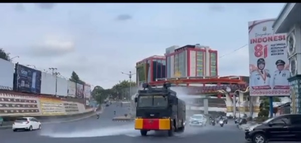Polisi Siram Jalan Protokol di Bandar Lampung Tertutup Debu Erupsi GAK