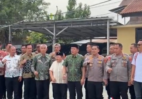 Bupati Pesisir Barat, Dedi Irawan, didampingi Wakil Bupati Irawan Topani melakukan kunjungan silaturahmi ke Polres Pesisir Barat.