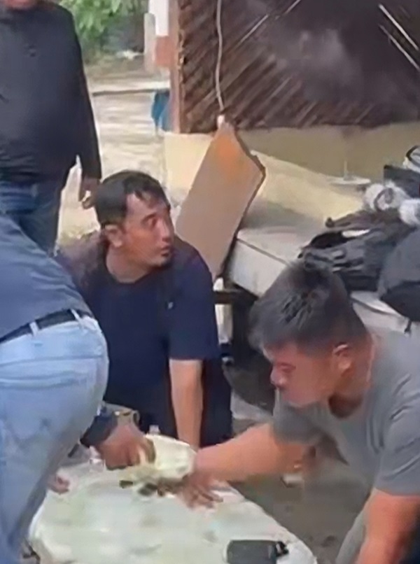 Petugas mengungkap temuan 50 bungkus plastik yang diduga berisi narkotika jenis sabu dengan berat bruto 54.048 gram dan netto 50.000 gram.