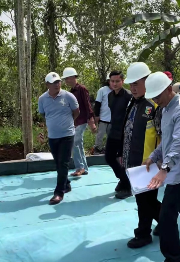 Bupati Tanggamus H. Moh. Saleh Asnawi meninjau sejumlah ruas jalan kabupaten.