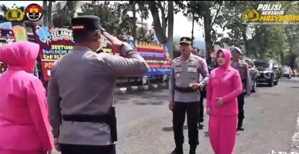 Kapolres Tanggamus yang baru, AKBP AH Hudi Arif,  disambut tarian siger pangunten dan buket bunga saat  tiba di Mapolres Tanggamus.