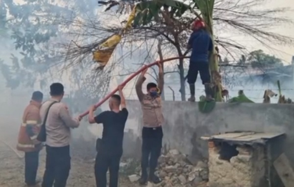 Gara gara bakar sampah, sebuah kandang ayam milik warga di kelurahan Pringsewu Barat  ludes dilalap si jago merah.