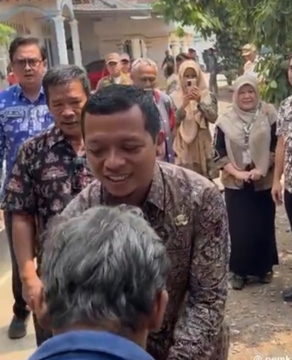 Bupati Pringsewu Riyanto Pamungkas, mengunjungi kediaman keluarga para korban tenggelam.