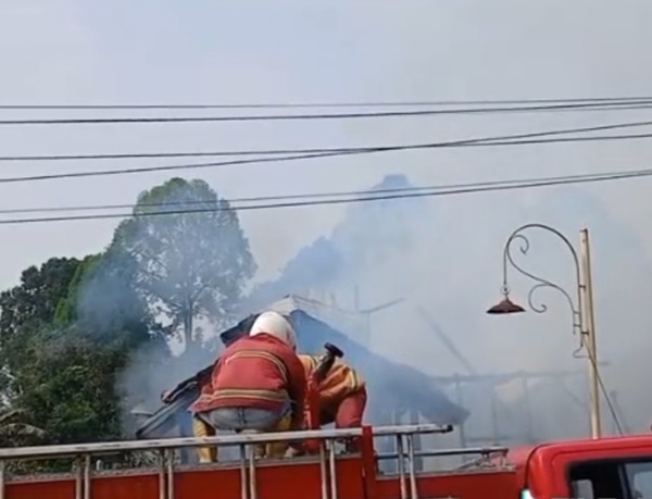 Sebuah rumah semi permanen di Pekon Balak Kecamatan Batu Brak Lampung Barat hangus terbakar.