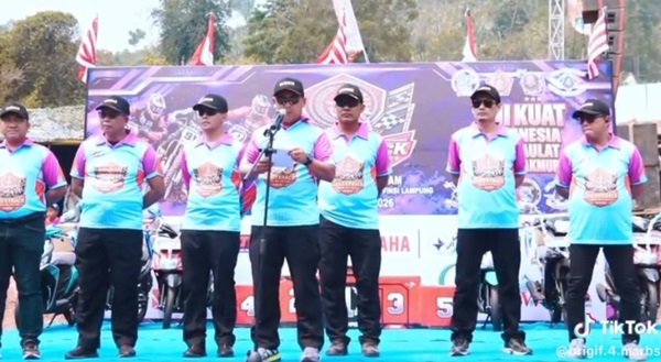 Ratusan pembalap muda ambil bagian meramaikan even  kejuaraan  Motocross Open Grasstrack Panglima TNI Cup 2026.  