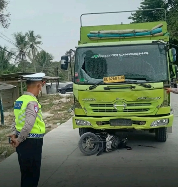 Tabrakan beruntun terjadi di Jembatan Way Sekampungm Jalan Raya Pekon Podosari, Pringsewu.