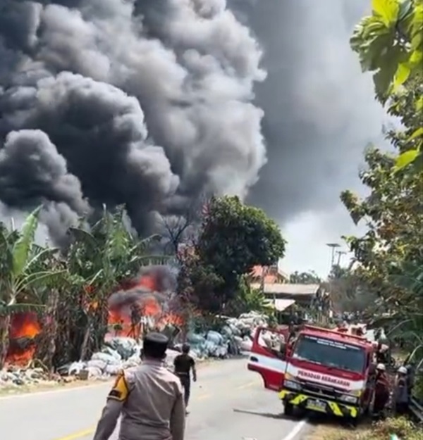 Gudang rongsok di dusun muara piluk, Bakauheni Lampung Selatan terbakar.